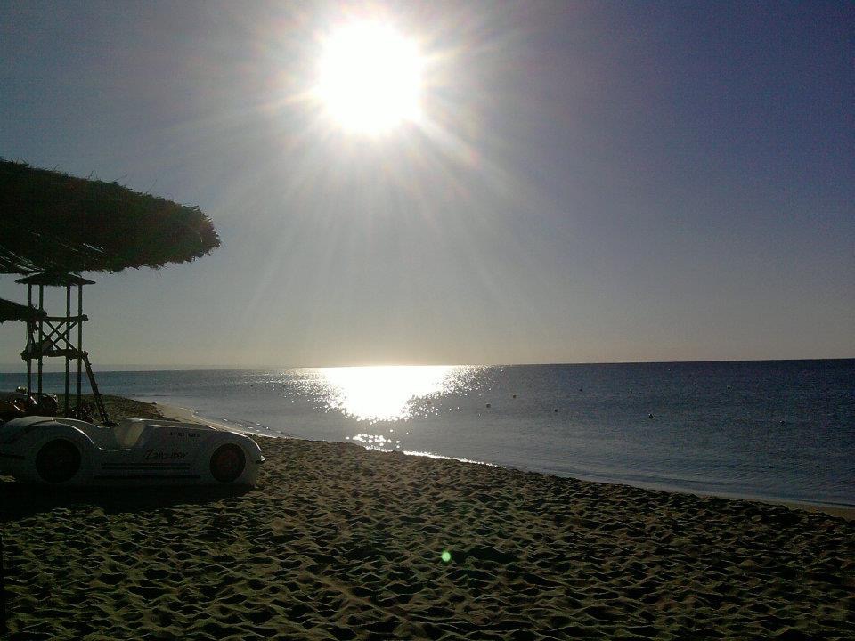 Sunrise, Marina di Ginosa, Zanzibar Baech. Wikimedia Commons